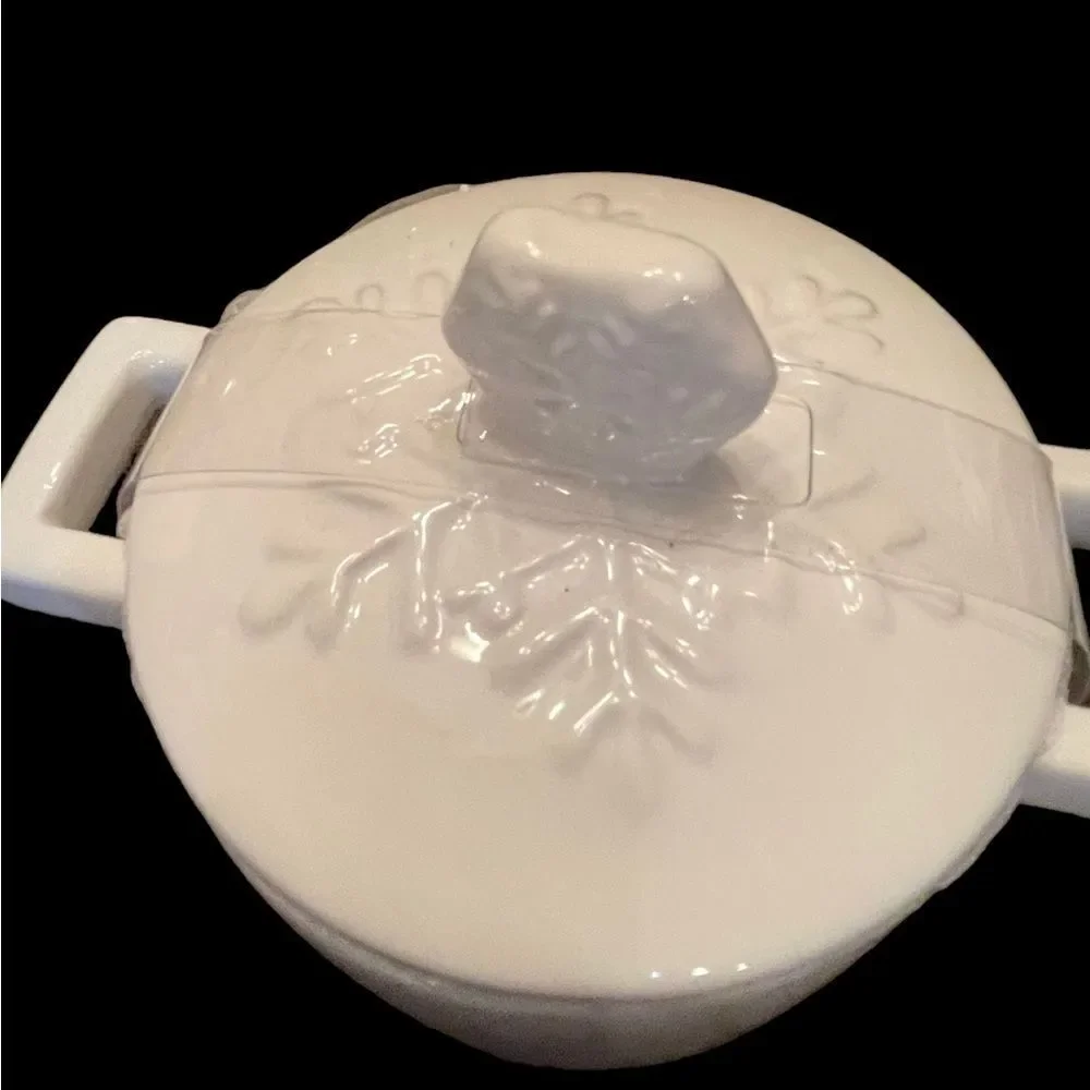 WHITE COVERED SNOWFLAKE CONTAINER‎